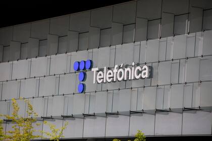Telefónica manifestó en un comunicado que el bloque de 50 MHz que adquirió servirá para brindar servicio de 5G en todo el territorio nacional y para potenciar el despliegue de 4G