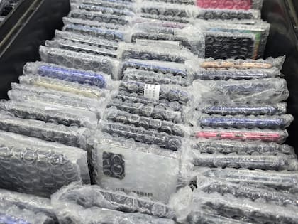 Teléfonos reacondicionados en la planta de Ferbi en Garín