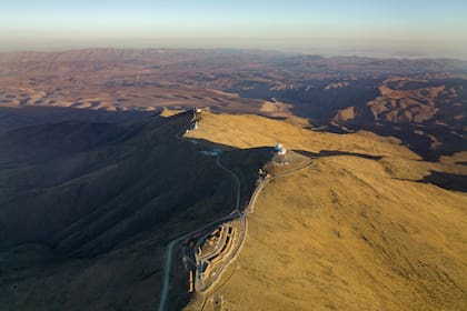El Observatorio Las Campanas, en la cresta escarpada del cerro homónimo