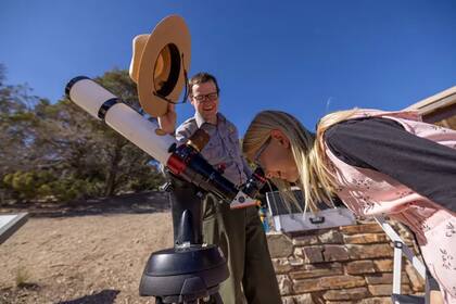 Telescopios solares disponibles para observar el cielo durante el día (nps.gov/
Fundación del Parque Nacional de la Gran Cuenca)