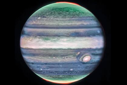Las modernas cámaras en el espectro casi infrarrojo del telescopio James Webb dan detalles impactantes del gigante de nuestro sistema solar, Júpiter.