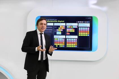 Del Rio muestra una de las innovaciones del ciclo: el seguimiento digital de la "reunión"