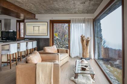 Televisor ‘The Frame’ (Samsung), que se puede ver también desde el living. Originalmente, los pisos eran de cemento alisado, pero hace poco colocaron tablones de PVC ‘Roble Natural’ (San Isidro Deco).
Sillones y cortinas (todo de Design Lovers). La casa se calefacciona con losa radiante.