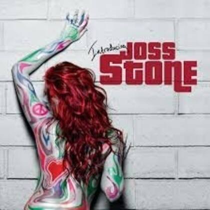 “Tell Me ‘Bout It”: Introducing Joss Stone (2007) fue el disco de la modernización. Influida por el neosoul y el hip-hop de la época, Joss Stone se cargó de samples e invitados como Common y Luaryn Hill. En “Tell Me ‘Bout It” se animó a su propia lectura del rap sin perder ni una pizca de su encanto