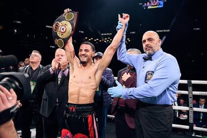 Tellez levanta el cinturón ante la atenta mirada del público