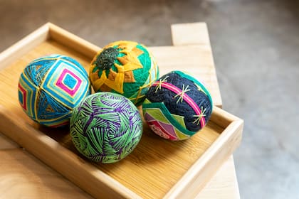 Temari bordados con colores que revelan una impronta latina
