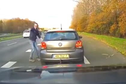 Temmermans se bajó de su auto y observó que la mujer había vomitado y estaba inconsciente. El valiente conductor intentó hacerla volver en sí y llamó a emergencias médicas para que acudieran al lugar de forma inmediata