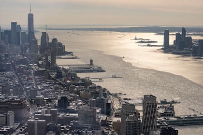 Témpanos de hielo flotan sobre el río Hudson vistos desde el mirador Edge, en Hudson Yards, el martes 27 de enero de 2026, en la ciudad de Nueva York; (AP Photo/Yuki Iwamura)