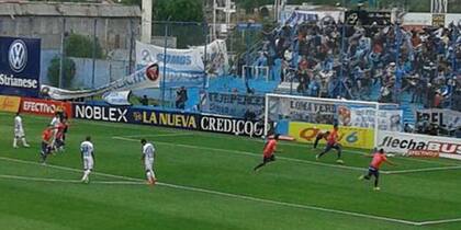 Temperley festeja su agónico triunfo ante el Decano