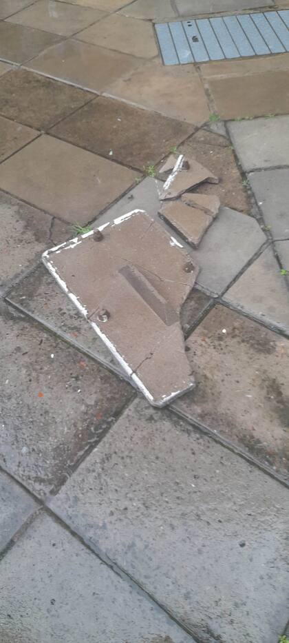 En la avenida Triunvirato y Congreso, una tapa de cemento voló durante la tormenta.