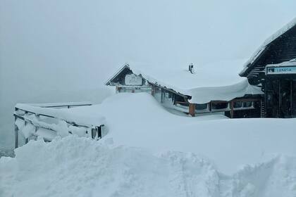 La nieve tapó todo en el Cerro Bayo, con niveles récord.