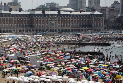 Temporada de verano, y las playas en Mar del Plata.