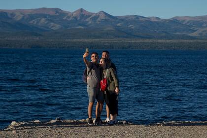 Amigos en la costanera del lago Nahuel Huapi.