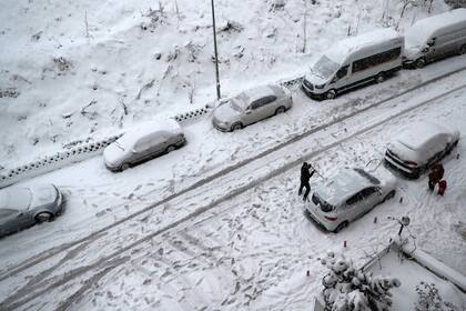 En Ankara, Turquía las calles y los autos cubiertos de nieve que ha paralizado la ciudad