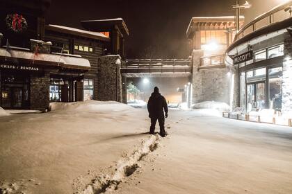 Rige una alerta en Mammoth Lakes, California, donde una feroz tormenta de nieve provocó graves daños