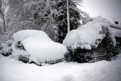 La fuerte nevada cubrió por completo una camioneta y una casa en Warngau, cerca Munich, Alemania