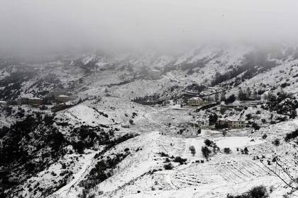 En Sofar, a unos 30 kilómetros al este de la capital libanesa, Beirut la nieve azotó a un pequeño pueblo en las montañas