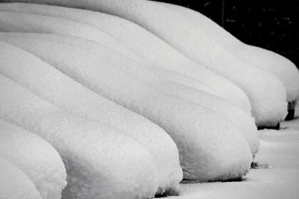 Un negocio de venta de autos tiene todos sus vehículos cubiertos por la nieve, Schongau, Alemania