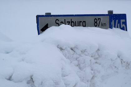 La nieve complica tanto la circulación vehicular como el tránsito en los aeropuertos. Un cartel cubierto de nieve en Knoppen, Austria