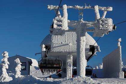 Un telesférico cubierto de nieve en Szczyrk, Polonia