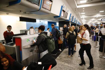 Temporal en Buenos Aires. Vuelos cancelados y pasajeros varados en el aeroparque Jorge Newbery