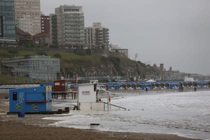 Frío, ráfagas de viento muy fuertes y lluvia, la playa de Mar del Plata muestra su costado otoñal