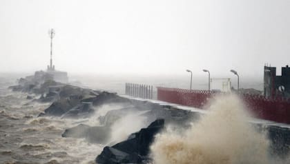 Temporal en Montevideo visto desde la escollera en la rambla sur. Foto: archivo El País