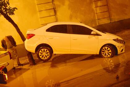 Un auto fue arrastrado por el agua en Jardim Botanico, uno de los barrios más afectados