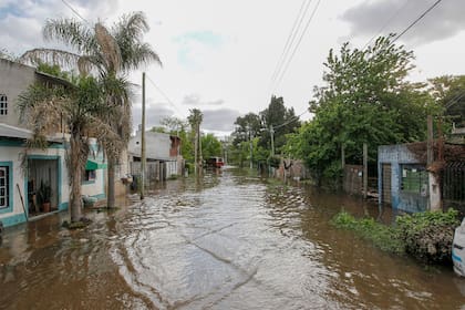 Las calles se convirtieron en verdaderos ríos; el agua permanece estancada y baja muy lentamente.