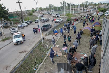 La gente que pasa por la ruta deja agua y comida para los más afectados.