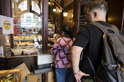 Temprano a la mañana, los clientes pasan a retirar sus pedidos