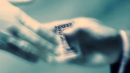 ¿Tendemos naturalmente los seres humanos a la corrupción? Lo que dice la neurociencia.