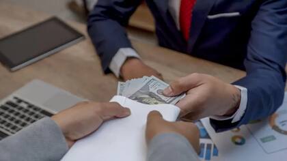 ¿Tendemos naturalmente los seres humanos a la corrupción? Lo que dice la neurociencia.