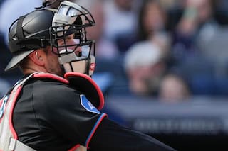 Tendencia preocupante, Liam Hicks sufre para sacar a corredores que intentan robar base