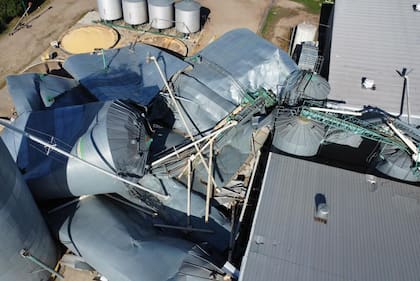 "Tenemos dos camiones afectados, aplastados por los hierros, y era con los que transportábamos el cereal”, contó