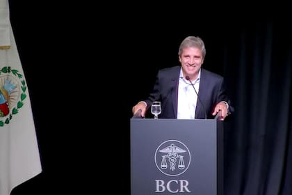 “Tenemos que terminar de comernos el cuento de que para ser competitivos hay que devaluar”, sostuvo Caputo. Y en seguida subió el tono mientras tapaba con su mano el micrófono: “La verdad, me dan ganas de cagarlos a patadas en el culo a todos”.