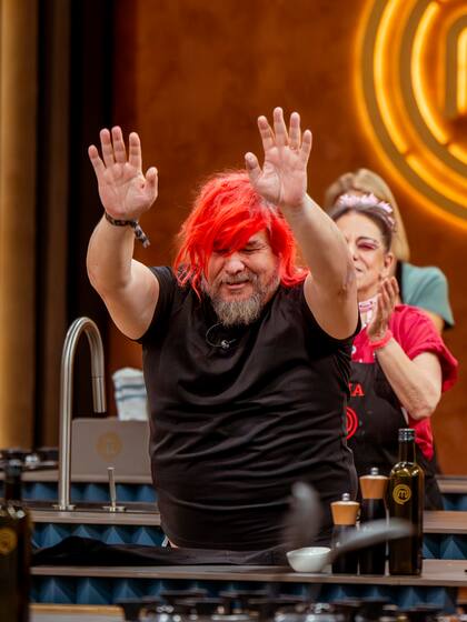 "Tenemos un grupo de WhatsApp, y entonces armamos citas en la casa de alguno, o armamos alguna degustación de vino, o vamos a algún boliche", dice sobre su relación con lo demás participantes del reality