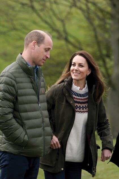 “Tener a William a mi lado es una gran fuente de consuelo y tranquilidad", aseguró Kate, que en esta imagen de 2021 se la ve paseando con su marido en Durham.