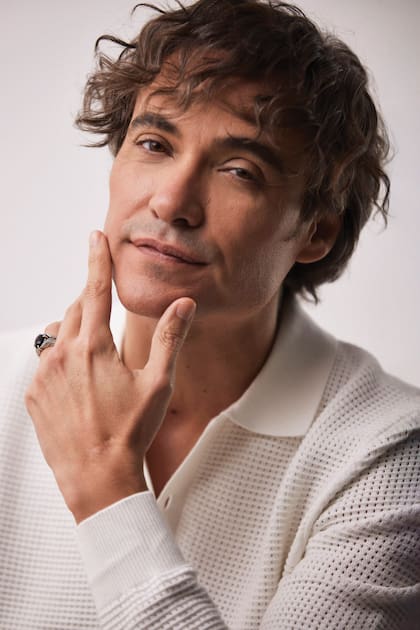 "Tener amigos de tantos lados del mundo hace que todos estemos en una onda más familiar", revela el actor sobre su vida en Los Ángeles