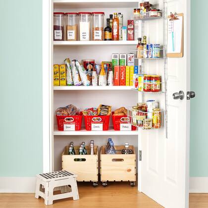 Tener barras, galletas, cereales y otros alimentos saludables a mano es una gran forma de evitar que los escolares desordenen su alimentación y toda la casa en busca de algo