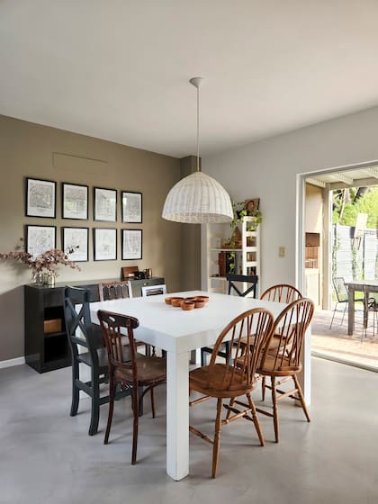 "Tener buenas sillas implica un gasto importante, así que preferimos tener todas diferentes para darle un toque distinto al comedor hasta que podamos comprarlas". Las láminas son de ciudades importantes para la pareja.