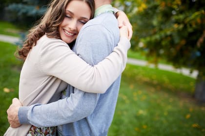 Tener problemas al abrazar puede hablar de la salud mental de la persona (Foto: Freepik)