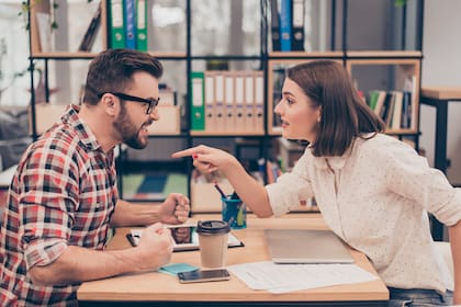 Tener una discusión con un jefe en sueño puede ser una señal de alerta