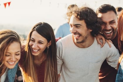 Tener vínculos de amistad también hace a la felicidad