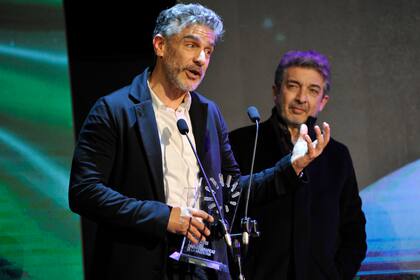 "Tengamos esperanza", afirmó Sbaraglia al subir a recibir su premio como actor de reparto por Puan, ante la mirada de Darín