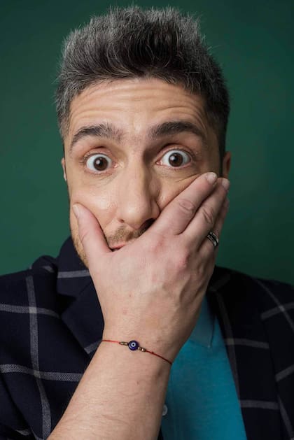 "Tengo gente asignada para que me bajen a tierra si en algún momento me mando cualquiera", confieza.