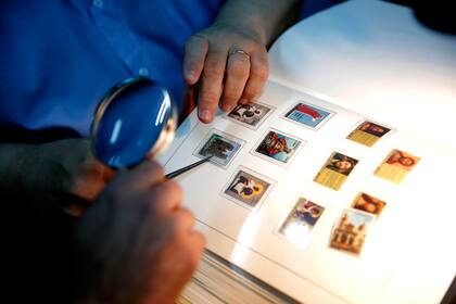 “Tengo millones de estampillas. Es imposible poder contarlas. Más que comerciante, soy coleccionista. La filatelia es una pasión de toda mi vida”.