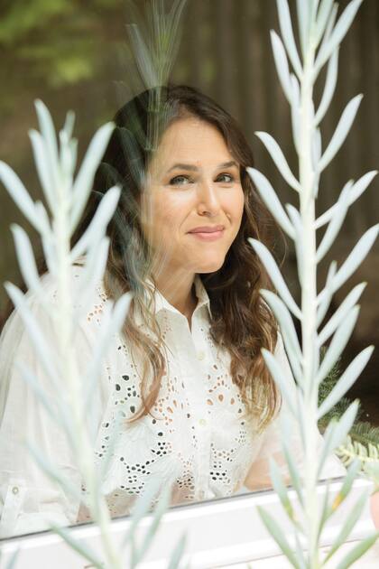 “Tengo mis días como todo el mundo, pero el humor forma parte de mi vida. Me alivia y me sirve para hacer catarsis. Es sanador reírse de uno mismo”, dice.