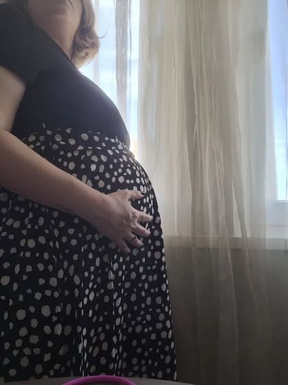 "Tengo pocas fotos y la mayoría no se ve mi cara porque no refleja alegría y no quiero que Luna las vea algún día", comentó Cecilia. (Foto: BBC)