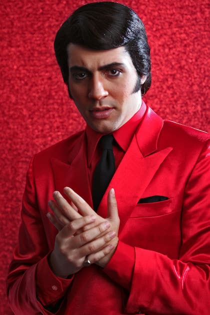 "Tengo tan entrenado el ojo que mi cabeza proyecta la imagen de Sandro de algún video, de algún recital, y con el cuerpo trato de emularlo. Esa es mi manera de laburar a Sandro”, explica Samartin